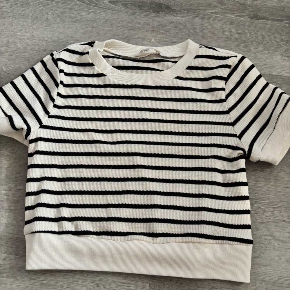 Striped Short Sleeve Knit Tee in Black & White